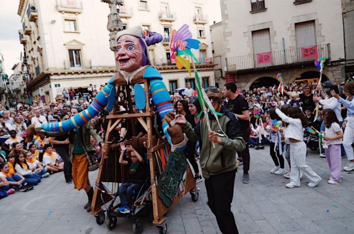 La gegantona Nona de l’Associació Alba. - Protegim - Protegim Gegantona nona - Premi Protegim